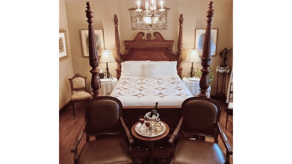 Schiller Strasse Parlor Suite 4 Poster Bed & Seating Area Schiller Strasse Parlor Suite 4 Poster Bed & Seating Area