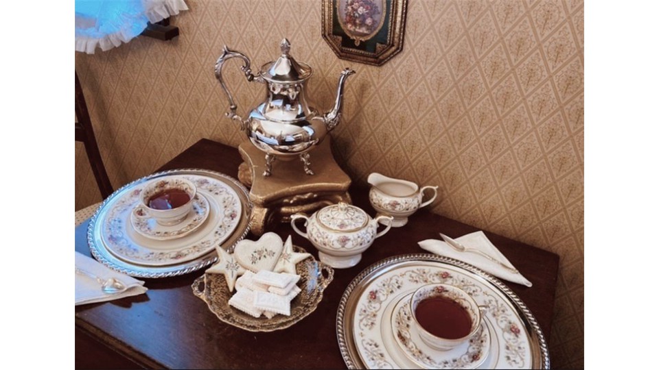 Schiller Strasse Parlor Suite Dining Table Schiller Strasse Parlor Suite Dining Table