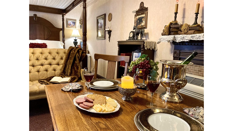 Happy Wanderer Cottage Dining Table Vignette Happy Wanderer Cottage Dining Table Vignette