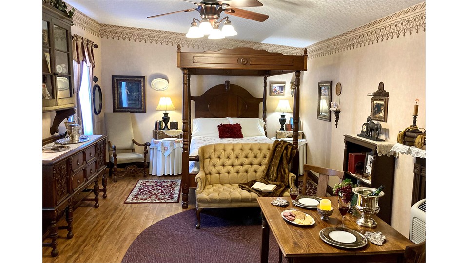 Happy Wanderer Cottage Canopy Bed and Room View Happy Wanderer Cottage Canopy Bed and Room View