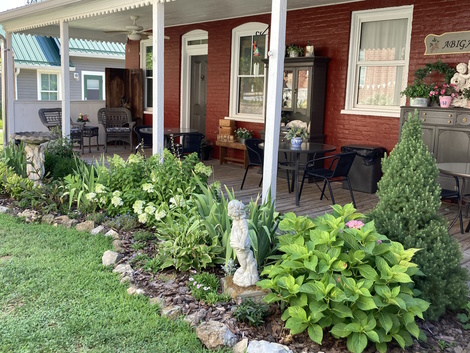 Veranda Dining and Courtyard